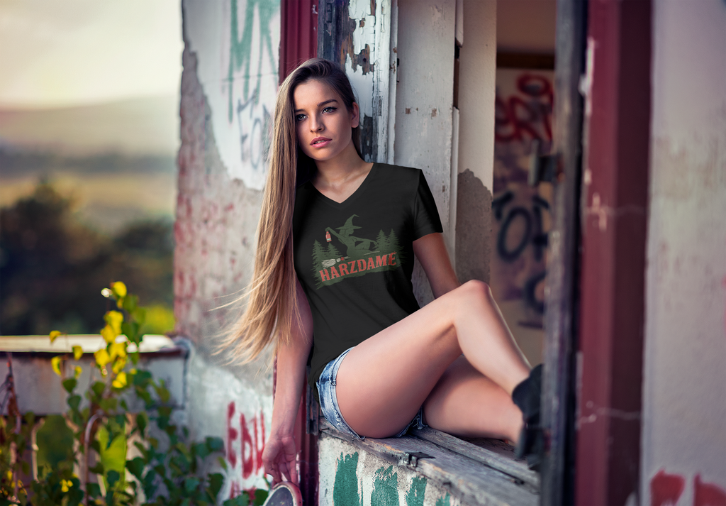 Harzdame, Ladies V-Neck, black and white versions